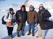 496 Cineastes et leur hote Raymond a Grise Fiord