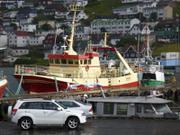 640 Badauds en voiture a Klaksvik