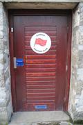 084 La porte d un fameux club
