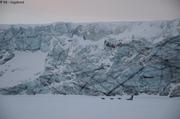 087 Traineau devant glacier