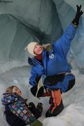 164 Leonie et France dans grotte de glace