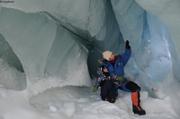 165 Leonie et France dans grotte de glace 2