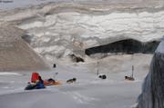 235 Pique-nique devant grotte glaciaire