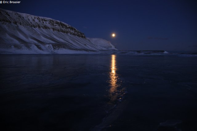 116 Clair de lune sur mer qui gele et montagnes