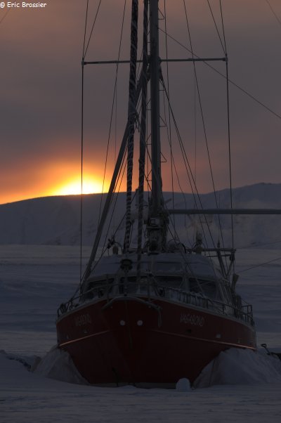 326 Montagnes et nuages cachent le soleil