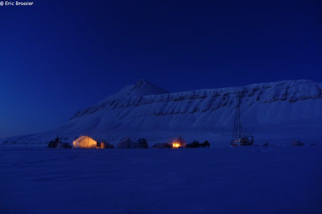 337 Campement de la patrouille des rangers au crepuscule