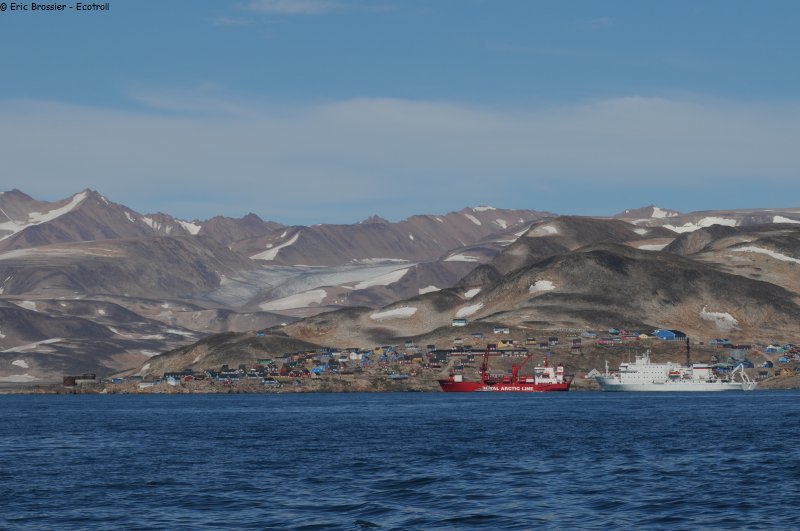 504 Ravitailleur et navire de croisiere devant Itto