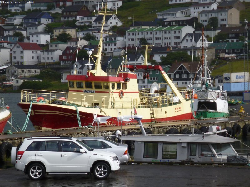 640 Badauds en voiture a Klaksvik