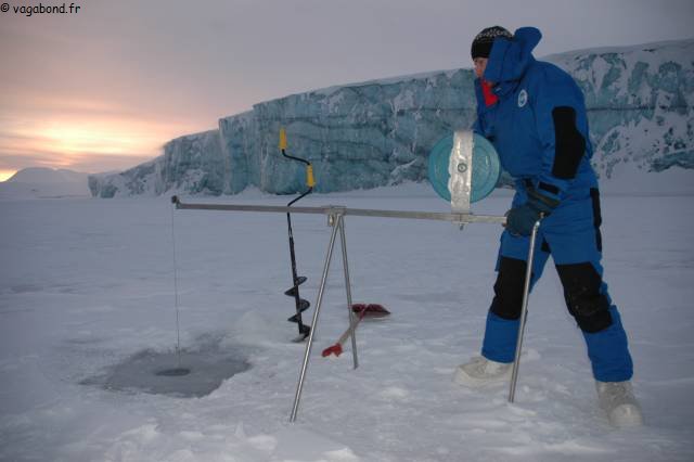 051 Eric bathysonde devant glacier