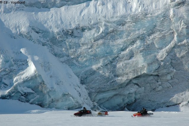 140 Motoneiges devant glacier