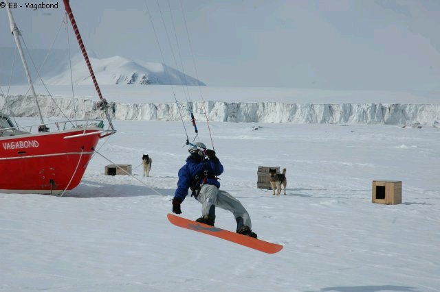 214 Fabrice Caline snowkite devant Vagabond
