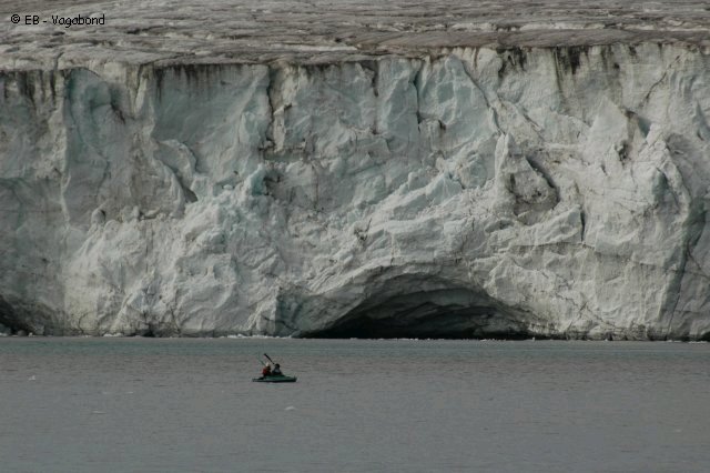 40 Kayak devant glacier