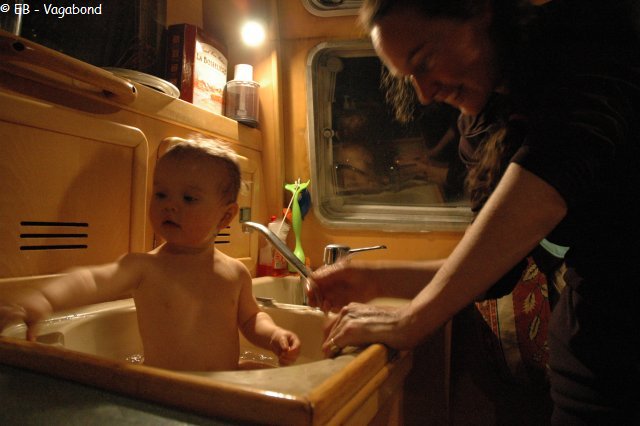 048 Dans le bain