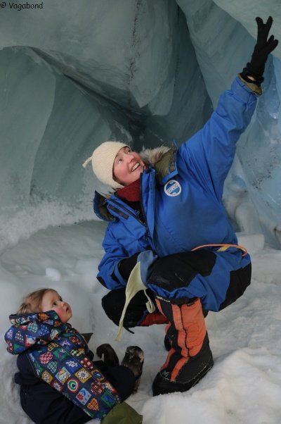 164 Leonie et France dans grotte de glace
