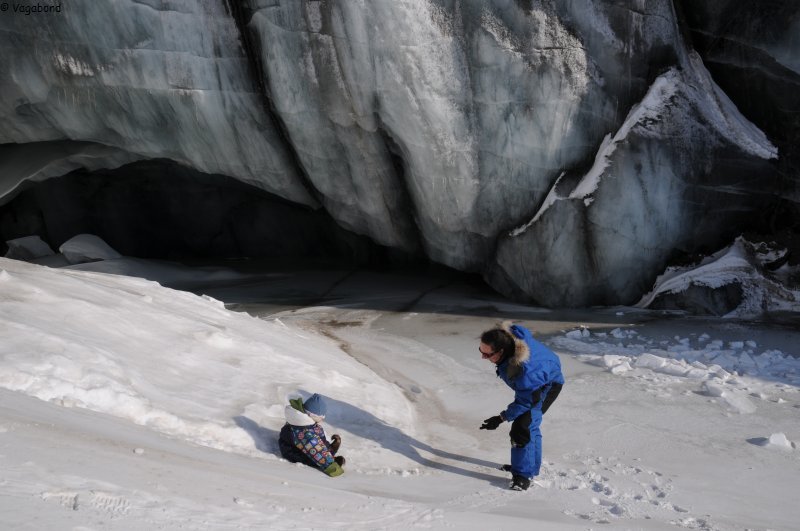 238 Glissades devant grotte glaciaire