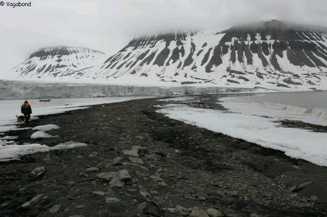 001 A l abri devant le glacier Croll