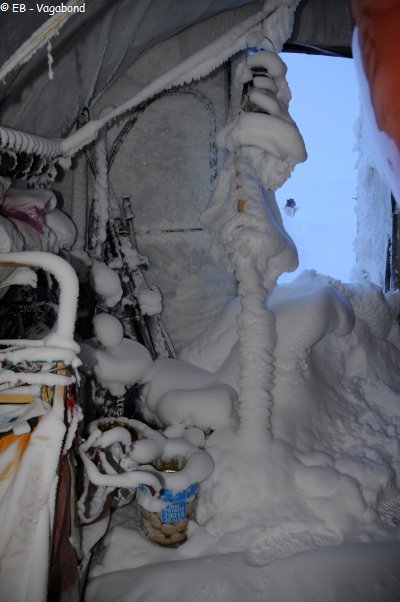 137 La neige est rentree dans la tente