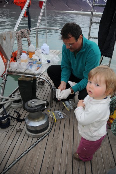 082 Leonie perplexe devant Luigi